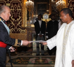 Su Majestad el Rey recibe la Carta Credencial del embajador de la República de Senegal, Mamadou Deme